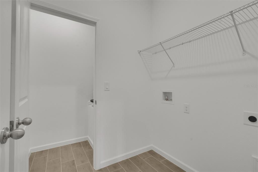 На продажу: $299,990 (4 спален, 2 ванн, 1625 Квадратных фут)