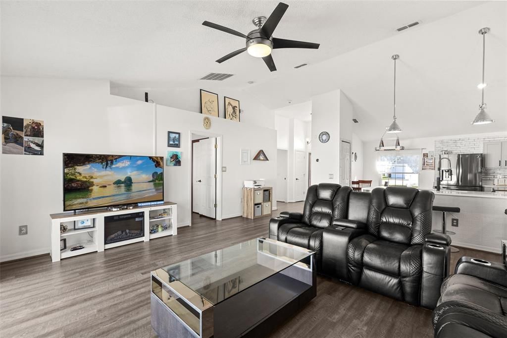 For Sale: $425,000 (4 beds, 2 baths, 1635 Square Feet)