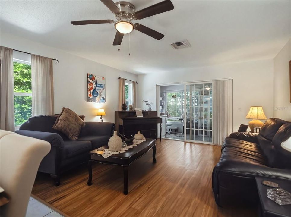 For Sale: $225,499 (2 beds, 2 baths, 1335 Square Feet)