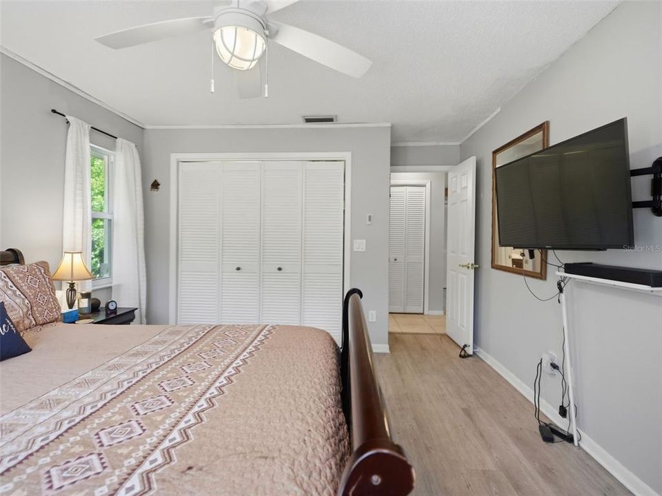 For Sale: $225,499 (2 beds, 2 baths, 1335 Square Feet)