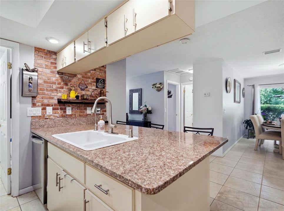 For Sale: $225,499 (2 beds, 2 baths, 1335 Square Feet)