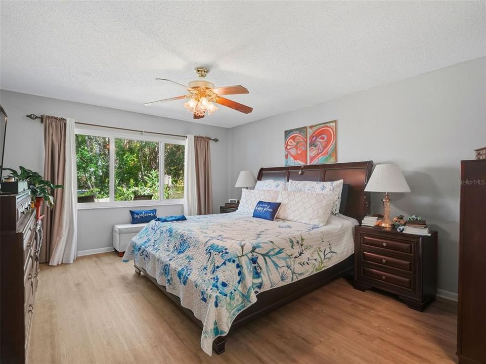 For Sale: $225,499 (2 beds, 2 baths, 1335 Square Feet)