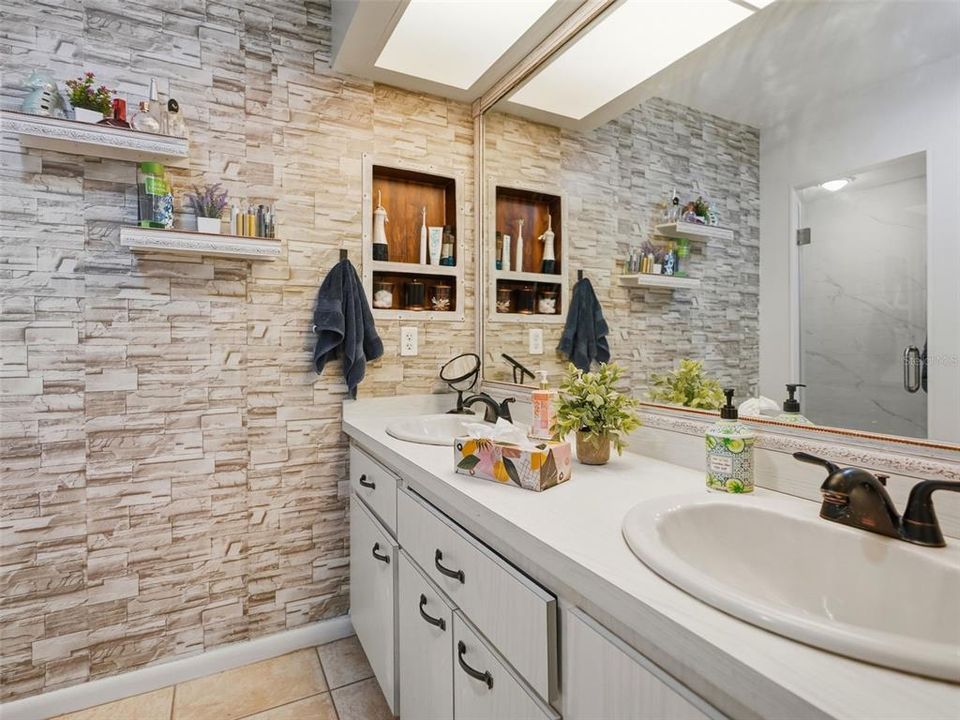 For Sale: $225,499 (2 beds, 2 baths, 1335 Square Feet)