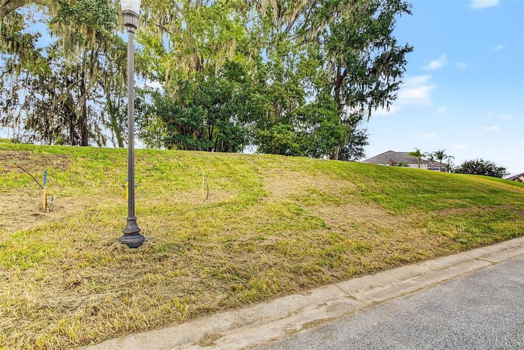 На продажу: $260,000 (0.83 acres)