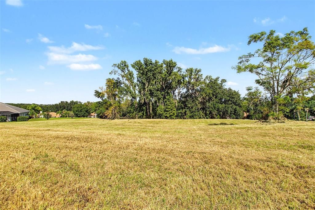 На продажу: $260,000 (0.83 acres)