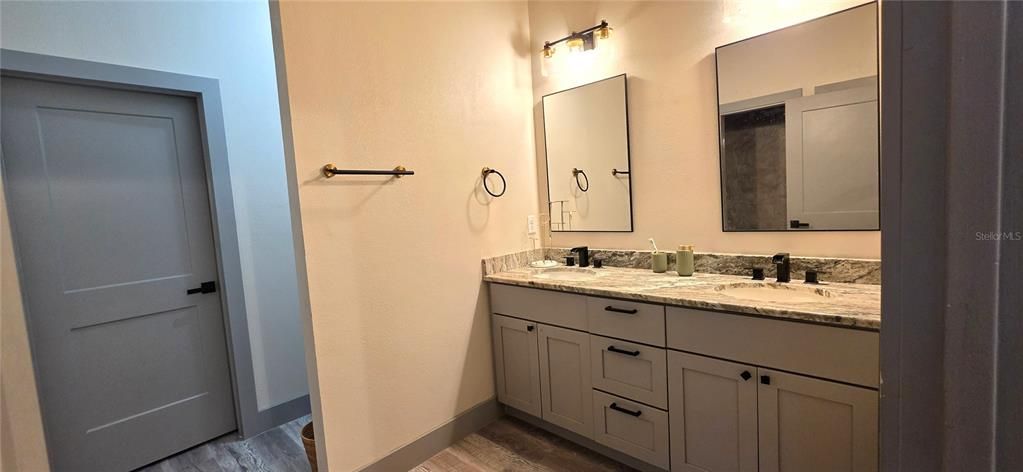 For Sale: $499,900 (5 beds, 2 baths, 1892 Square Feet)