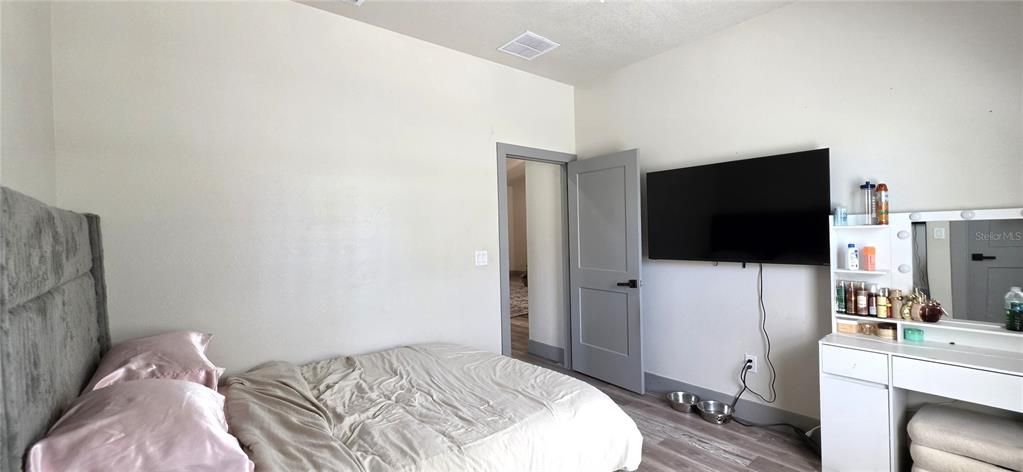 For Sale: $499,900 (5 beds, 2 baths, 1892 Square Feet)