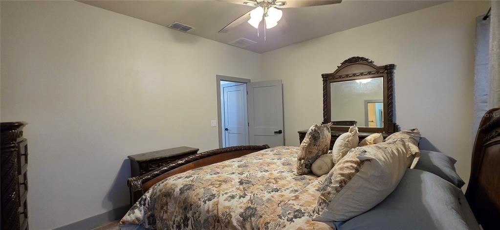 For Sale: $499,900 (5 beds, 2 baths, 1892 Square Feet)