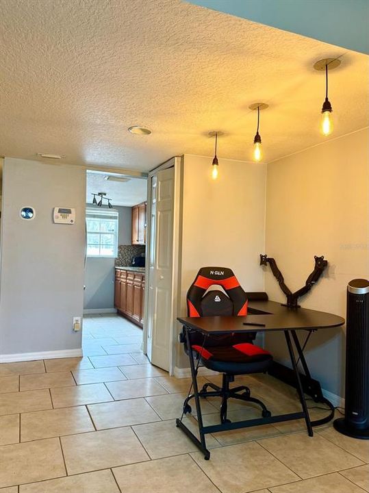 For Sale: $220,000 (2 beds, 1 baths, 1281 Square Feet)
