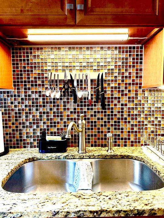 For Sale: $220,000 (2 beds, 1 baths, 1281 Square Feet)
