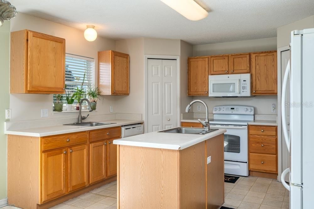 En Venta: $375,000 (4 camas, 2 baños, 2818 Pies cuadrados)