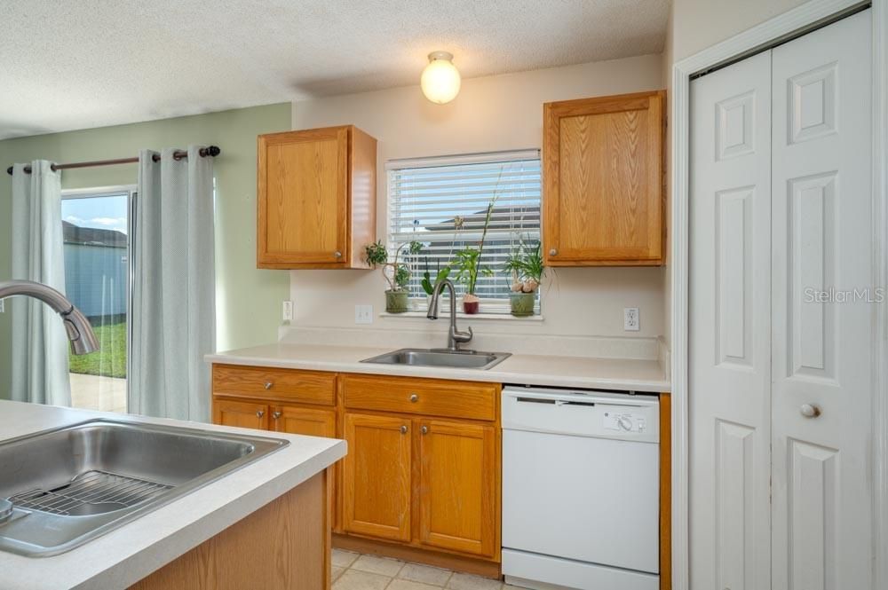 En Venta: $375,000 (4 camas, 2 baños, 2818 Pies cuadrados)