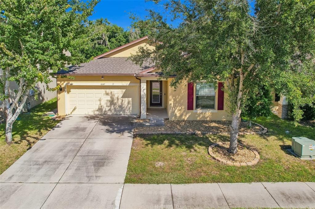 For Sale: $299,900 (3 beds, 2 baths, 1443 Square Feet)