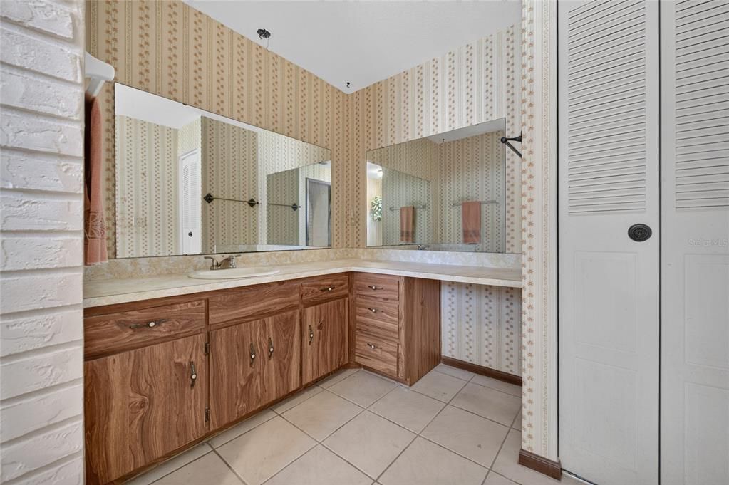 For Sale: $299,900 (3 beds, 2 baths, 1724 Square Feet)