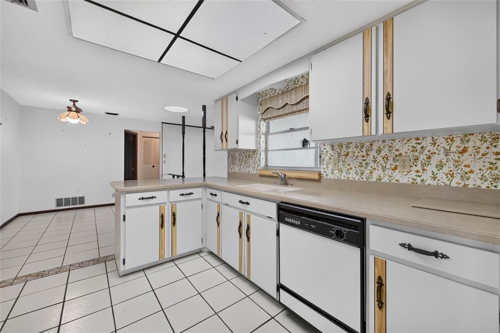 For Sale: $299,900 (3 beds, 2 baths, 1724 Square Feet)
