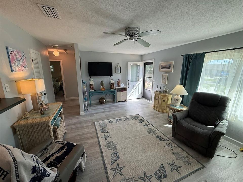 For Sale: $259,900 (2 beds, 2 baths, 910 Square Feet)