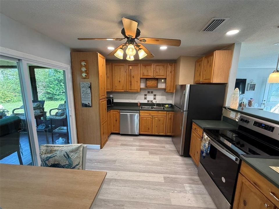 For Sale: $259,900 (2 beds, 2 baths, 910 Square Feet)