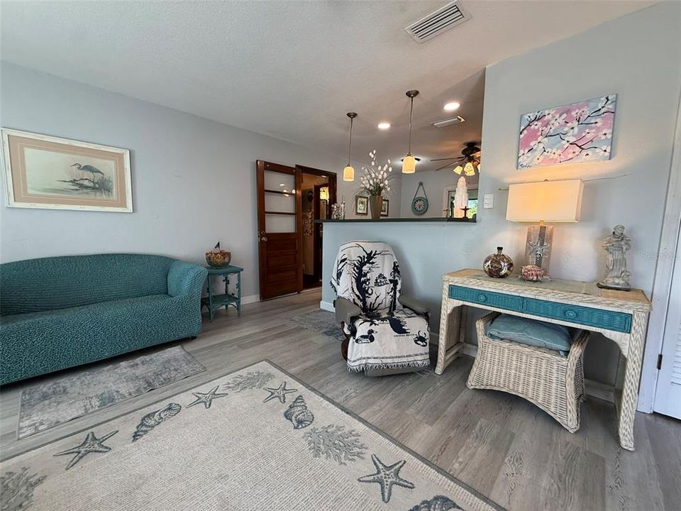 For Sale: $259,900 (2 beds, 2 baths, 910 Square Feet)