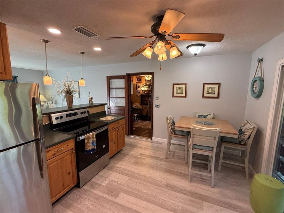 For Sale: $259,900 (2 beds, 2 baths, 910 Square Feet)