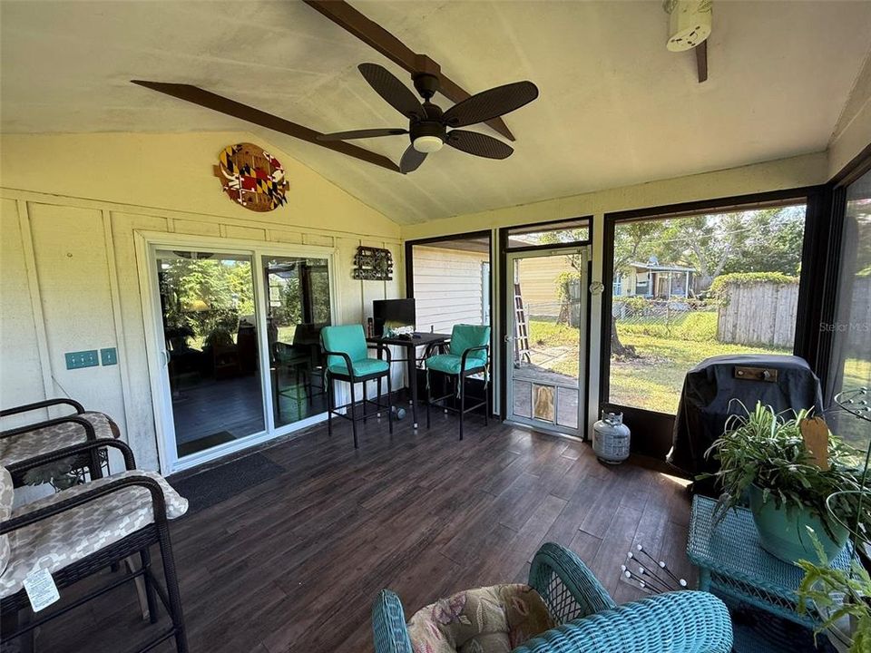 For Sale: $259,900 (2 beds, 2 baths, 910 Square Feet)