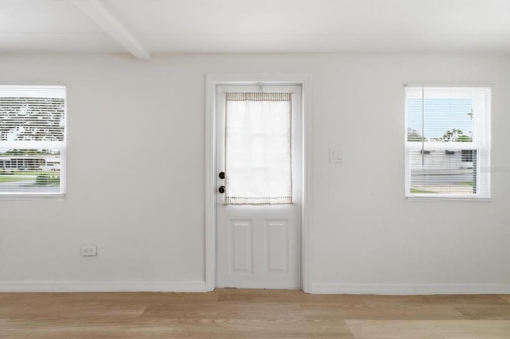 For Sale: $149,000 (2 beds, 1 baths, 744 Square Feet)