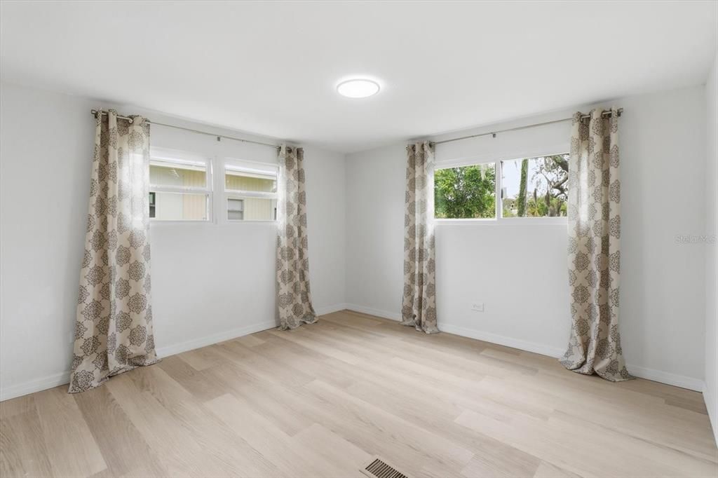For Sale: $149,000 (2 beds, 1 baths, 744 Square Feet)