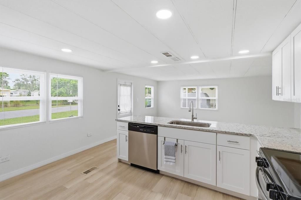 For Sale: $149,000 (2 beds, 1 baths, 744 Square Feet)