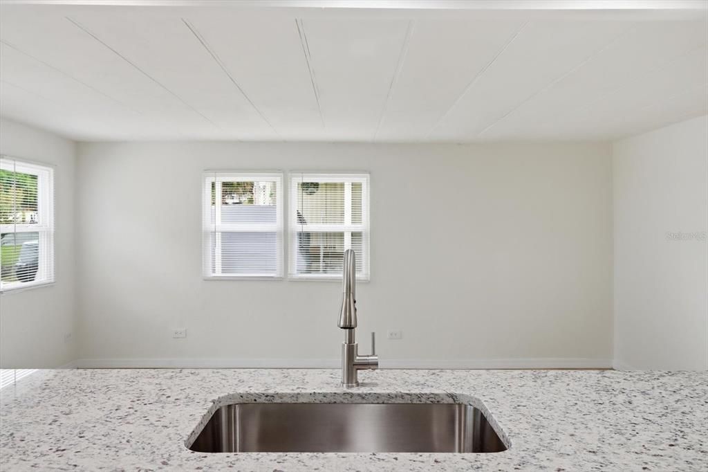 For Sale: $149,000 (2 beds, 1 baths, 744 Square Feet)