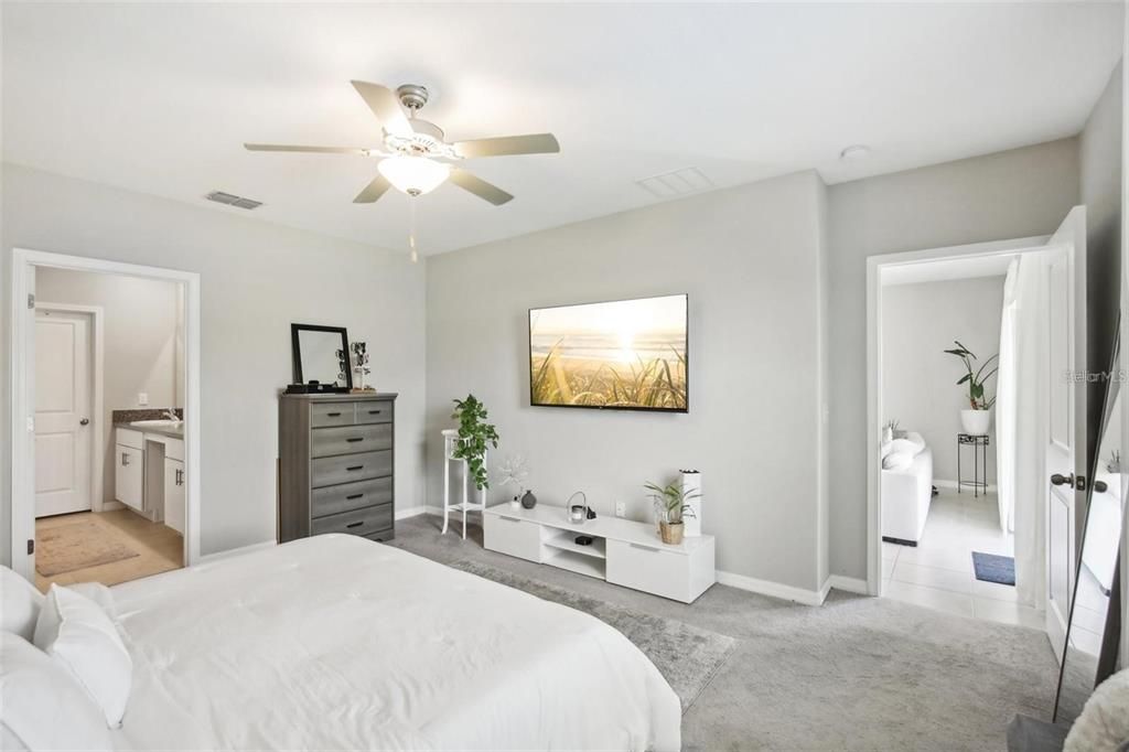 For Sale: $369,999 (5 beds, 2 baths, 2389 Square Feet)