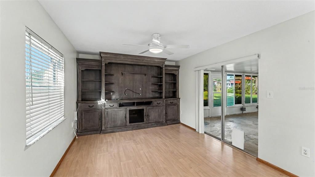 For Sale: $335,000 (3 beds, 2 baths, 1464 Square Feet)