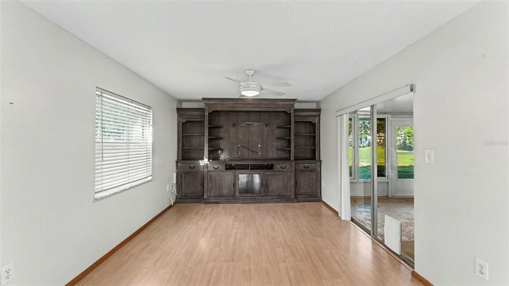For Sale: $335,000 (3 beds, 2 baths, 1464 Square Feet)