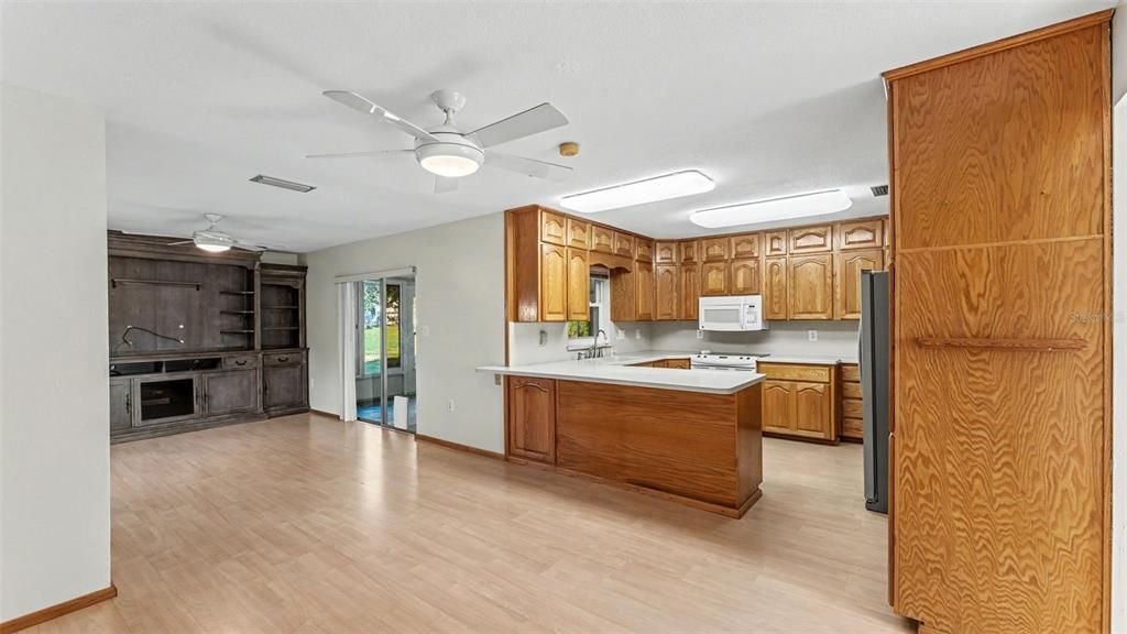 For Sale: $335,000 (3 beds, 2 baths, 1464 Square Feet)