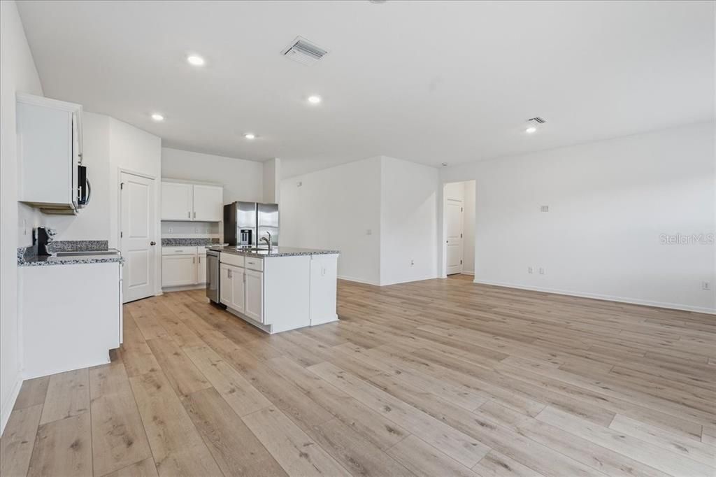 En Venta: $369,900 (5 camas, 3 baños, 2732 Pies cuadrados)