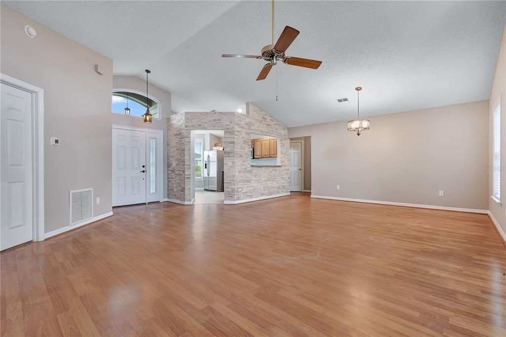 For Sale: $350,000 (3 beds, 2 baths, 1429 Square Feet)