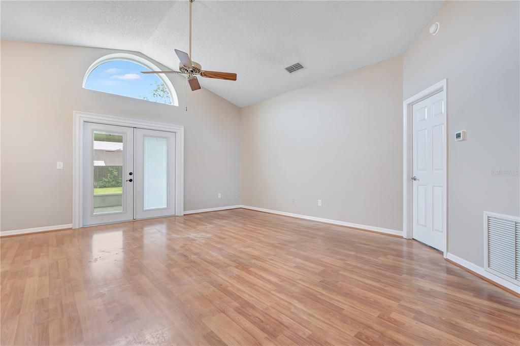 For Sale: $350,000 (3 beds, 2 baths, 1429 Square Feet)