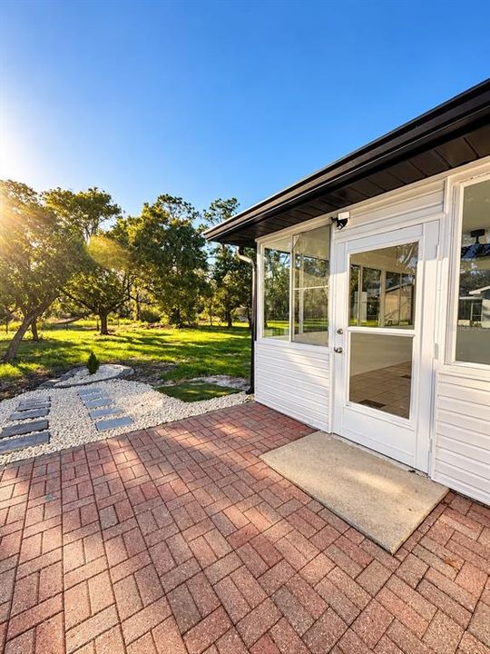 For Rent: $2,000 (3 beds, 2 baths, 1206 Square Feet)