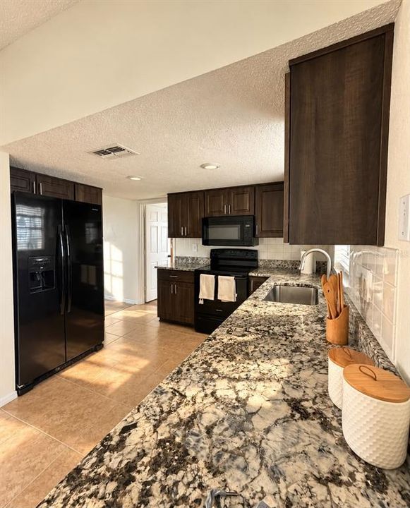 For Rent: $2,000 (3 beds, 2 baths, 1206 Square Feet)