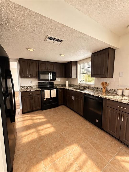 For Rent: $2,000 (3 beds, 2 baths, 1206 Square Feet)