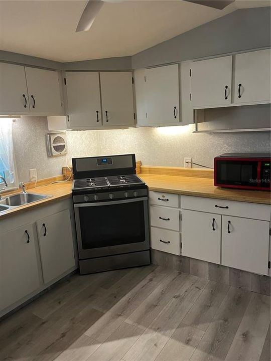 На продажу: $149,900 (2 спален, 2 ванн, 924 Квадратных фут)