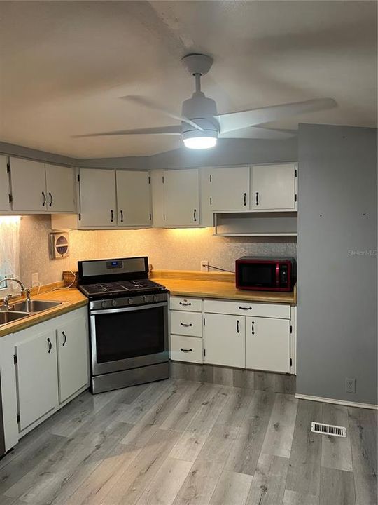 На продажу: $149,900 (2 спален, 2 ванн, 924 Квадратных фут)