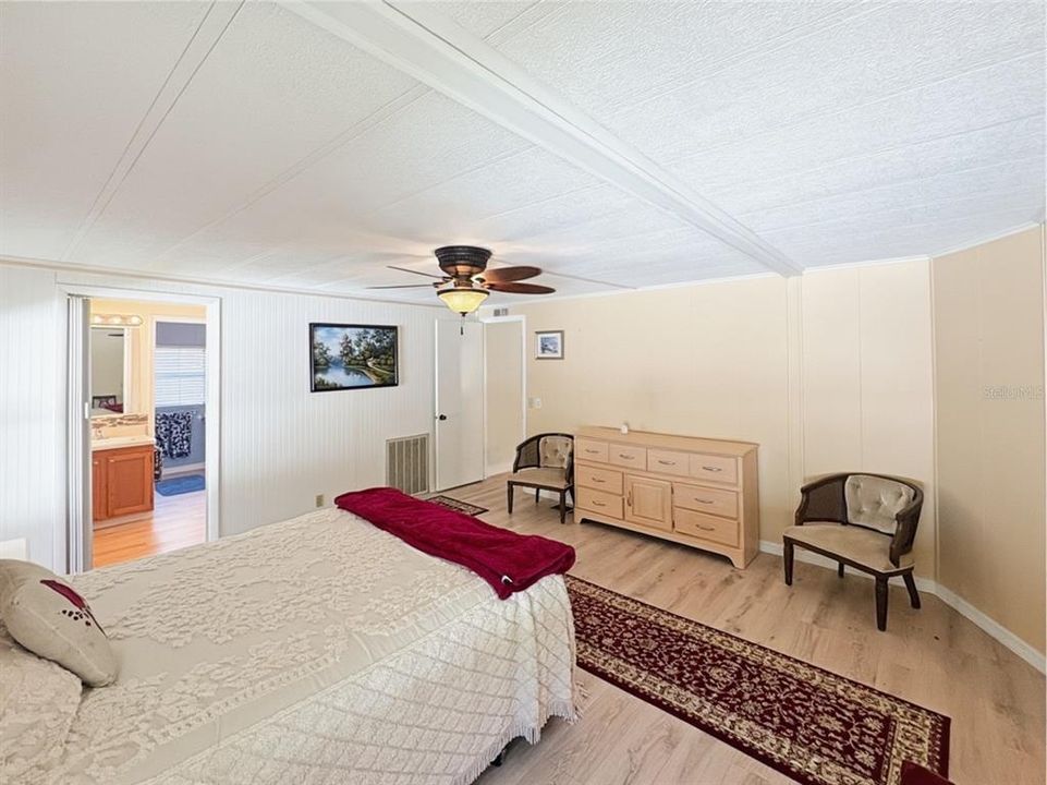For Sale: $199,900 (2 beds, 2 baths, 1728 Square Feet)