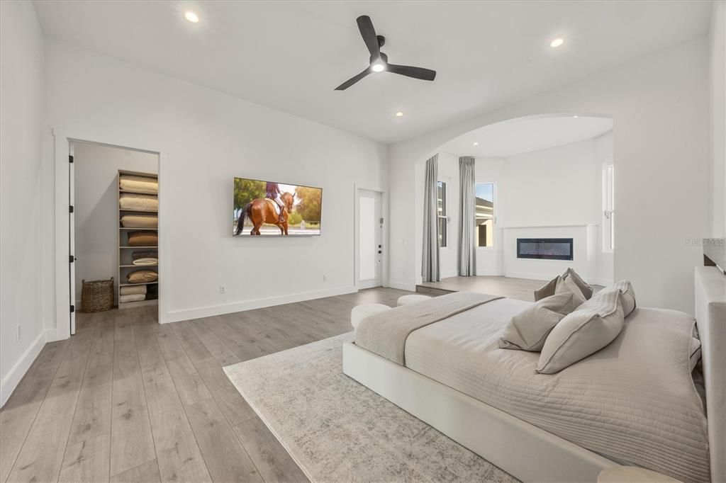 For Sale: $2,480,000 (6 beds, 6 baths, 6699 Square Feet)