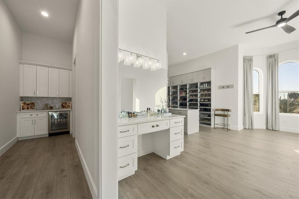 For Sale: $2,480,000 (6 beds, 6 baths, 6699 Square Feet)