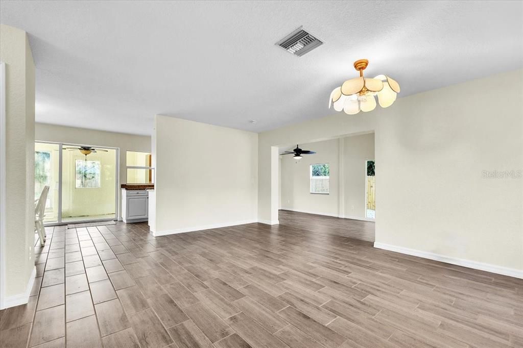 For Sale: $239,999 (2 beds, 2 baths, 1547 Square Feet)