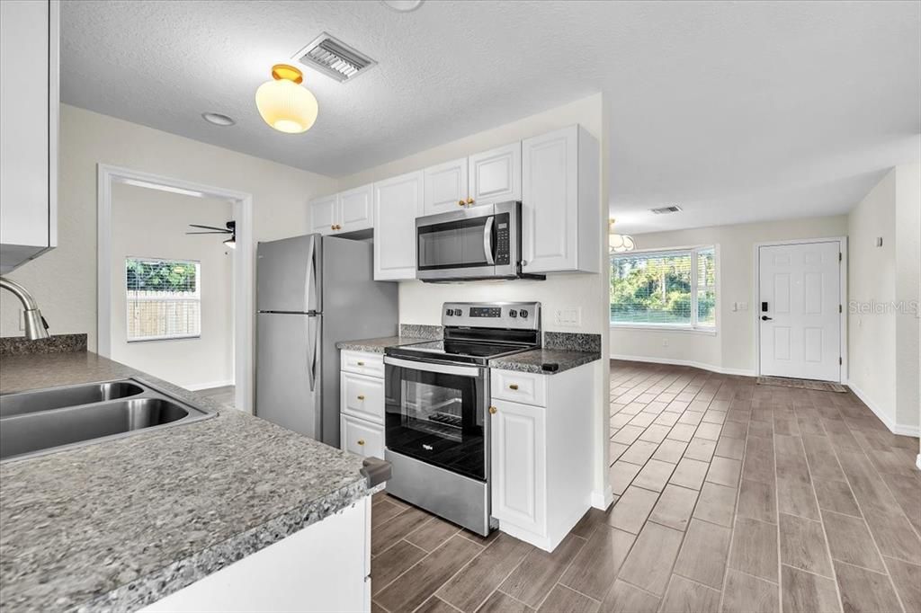 For Sale: $239,999 (2 beds, 2 baths, 1547 Square Feet)