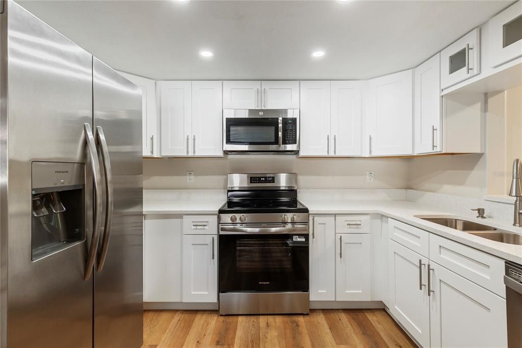 For Sale: $179,900 (2 beds, 2 baths, 1070 Square Feet)