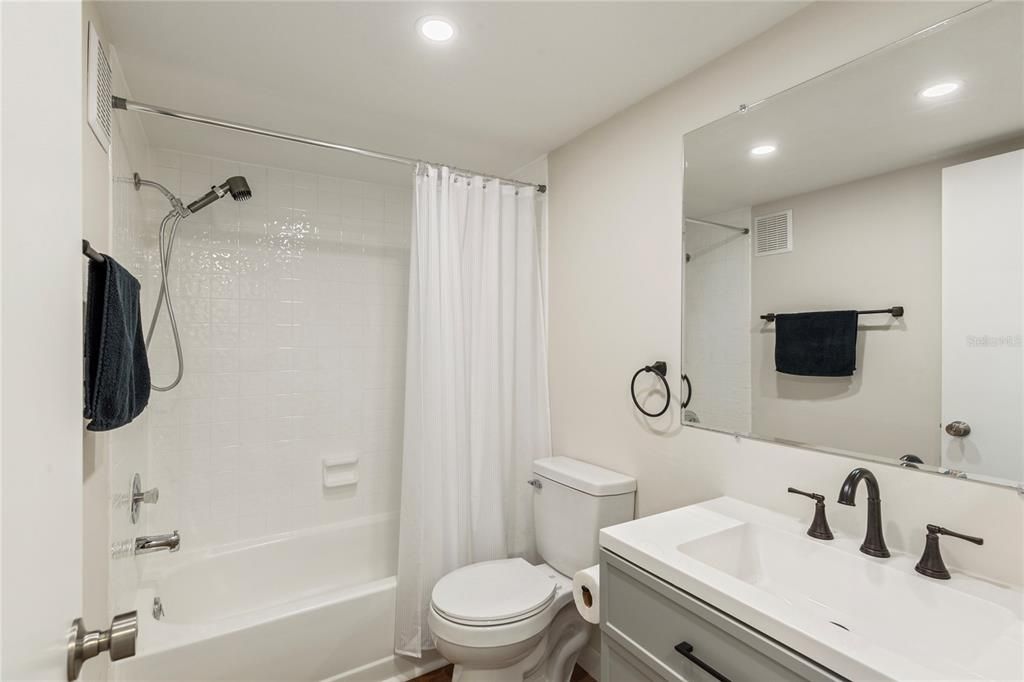 For Sale: $179,900 (2 beds, 2 baths, 1070 Square Feet)