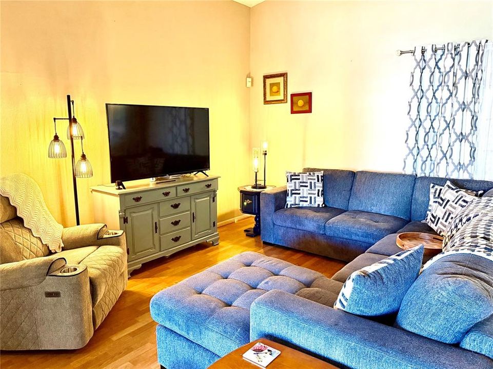 For Sale: $280,000 (2 beds, 2 baths, 1192 Square Feet)