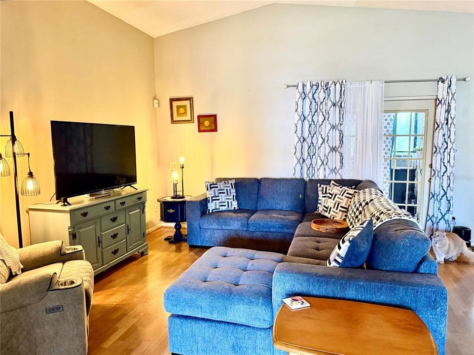For Sale: $280,000 (2 beds, 2 baths, 1192 Square Feet)