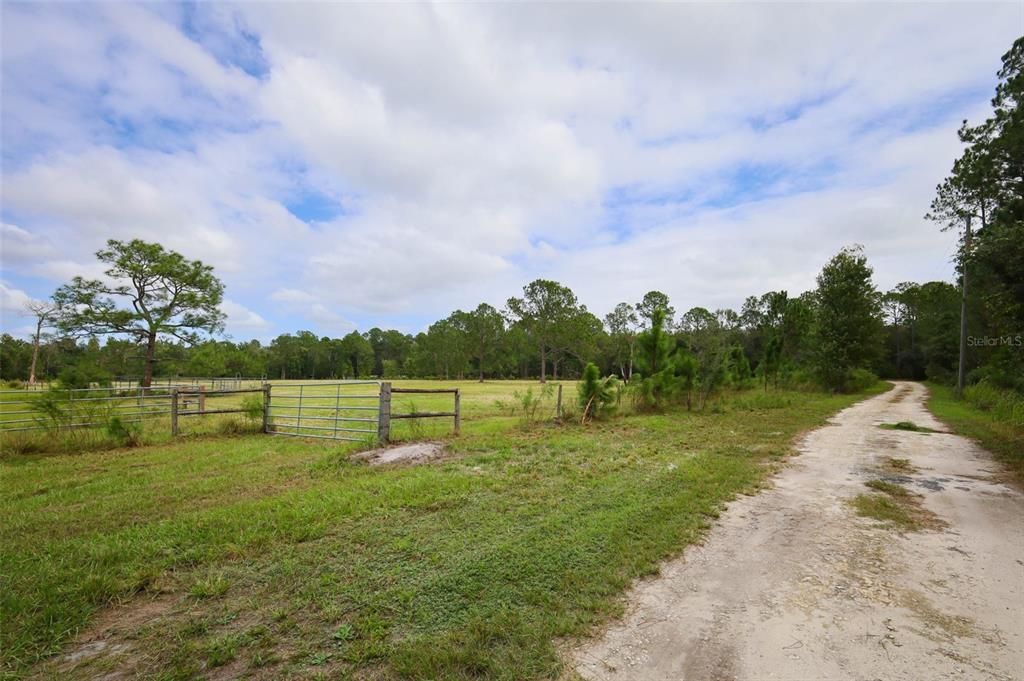 На продажу: $400,000 (4.99 acres)